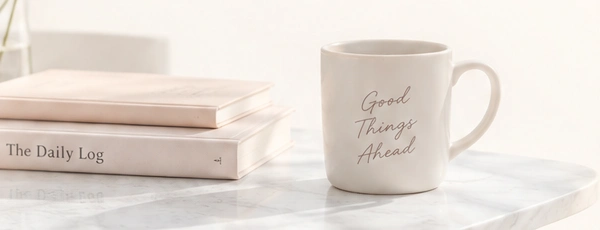 本と、Good Things Aheadと書かれたマグカップ